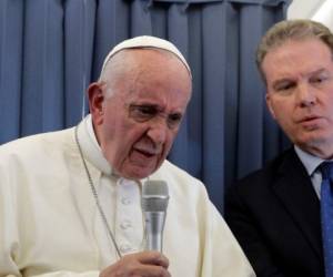 El papa Francisco junto a su ahora exvocero Greg Burke. Foto AP