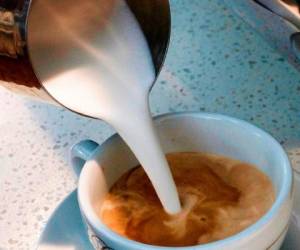 Un grupo de 23 científicos convocados en 2016 por la agencia contra el cáncer de la OMS analizó el café _no la acrilamida directamente_ y decidió que era poco probable que el café causara cáncer de mama, próstata o páncreas, y que incluso parecía reducir los riesgos de cáncer de hígado y útero. (Foto: AP)