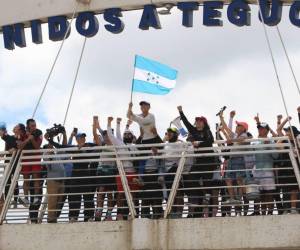 En compañía de decenas de personas, entre influencers, presentadores, agentes de Los Cobras y la Policía Nacional, Shin Fujiyama llegó este miércoles a la entrada de Tegucigalpa. Estas son las imágenes de su llegada a la capital.