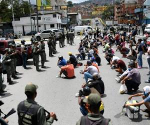Miembros de la Guardia Nacional Bolivariana explican el uso de la mascarilla a peatones y vendedores ambulantes en Caracas, Venezuela, 29 de julio de 2020.