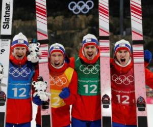 De izquierda a derecha, los noruegos Robert Johansson, Johann Andre Forfang, Andreas Stjernen y Daniel Andre Tande celebran su medalla de oro en los Juegos Olímpicos de Invierno, este lunes 19 de febrero en Pyeongchang (Corea del Sur). Foto: AFP