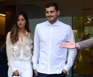 Iker Casillas salió del hospital de la mano de su esposa Sara Carbonero. (AFP)