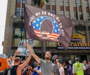 QAnon es un movimiento conspirativo de extrema derecha. Sus seguidores defienden la idea de que Donald Trump está librando una guerra secreta contra una secta liberal mundial de pedófilos satánicos. Foto: AFP