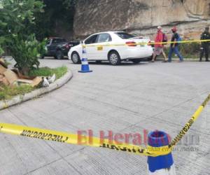 El cadáver quedó frente a un poste de alumbrado eléctrico. Foto: Estalin Irías/EL HERALDO