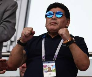 Maradona apoya a Argentina desde un lujoso balcón en el estadio de Kasán. Foto: AFP