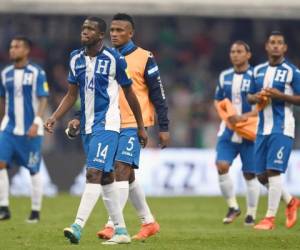 Los jugadores de Honduras salieron cabizbajos del Azteca (Foto: Agencia AFP)