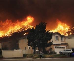 Al menos ocho casas fueron destruidas y seis dañadas en el área de Los Ángeles, dijeron los bomberos. Foto: AP