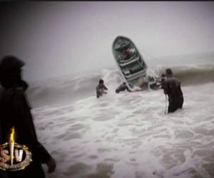 Una lancha se volcó por las fuertes olas que azotaban en Cayos Cochinos. Foto: Twitter/Supervivientes