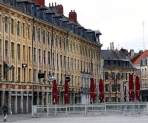 Cafés y restaurantes de la plaza principal de Lille, en el norte de Francia, cerrados por orden del gobierno en medio de la crisis del coronavirus. Foto: AP.