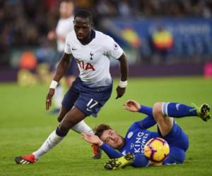 El mediocampista del Tottenham Moussa Sissoko con el defensa de Leicester Ben Chilwell durante la Premier League. (Foto: AFP)