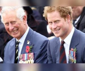 Durante el tiempo que Harry y Meghan estuvieron en la realeza él se mostraba muy cercano a su padre. Foto: AFP
