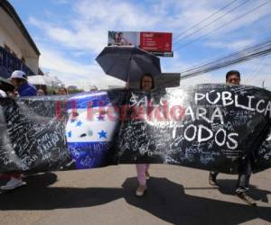 Con estas pancartas, los gremios del magisterio y salud demandan la eliminación de todos los decretos de emergencia. Foto David Romero| EL HERALDO