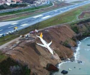 El avión pertenece a la compañía Pegasus Airlines, procedente de Ankara, quienes investigan las causas del hecho. Foto: Twitter