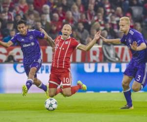 El hondureño Andy Nájar observa como cae dentro del área el alemán Arjen Robben por la falta que cometió Olivier Deschacht (Foto: Agencia AFP)