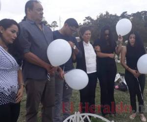 La familia de Luis Gerardo Urbina Zambrano acudió este 16 de octubre a la última morada del joven para visitarlo. Foto: El Heraldo.