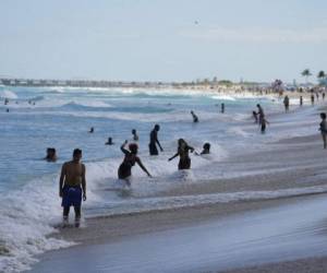 Personas disfrutan de la playa en Miami Beach, Florida, donde han habido todo tipo de incidentes a causa del desenfreno de los vacacionistas. Foto: AP.