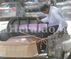 Momento en el que el padre del joven César Eduardo Fiallos Ávila, que perdió la vida al caer de una bicicleta en Sabanagrande, lleva su cuerpo en la paila de un vehículo (Foto: Estalin Irías / Sucesos EL HERALDO Honduras)