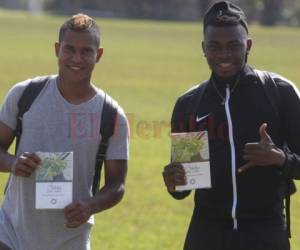 Óscar Salas y Elmer Güity posan para EL HERALDO con su Biblia. Foto: Juan Salgado / El Heraldo.