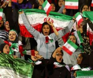 En esta foto del 16 de octubre de 2018, mujeres iraníes alientan durante un partido amistoso de la selección de su país ante Bolivia en Teherán. Foto: AP