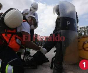 1. Un nuevo enfrentamiento entre miembros del Movimiento Estudiantil Universitario (MEU) y elementos policiales se registró la tarde de este miércoles en las afueras de la Universidad Nacional Autónoma de Honduras (UNAH). Luego que los jóvenes cerraran nuevamente los principales accesos a la Ciudad Universitaria, un contigente policial se desplazó hasta el lugar con el fin de evitar que la toma se desplazara hasta el bulevar Suyapa. Sin embargo, los estudiantes salieron al paso y de forma violenta se enfrentaron con los antimotines. En el ataque los policías comenzaron a lanzar gas lacrimógeno con el fin de desalojar a los universitarios.