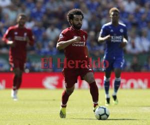 El centrocampista egipcio del Liverpool Mohamed Salah controla el balón durante el partido de fútbol de la Premier League inglesa entre Leicester City y Liverpool. AFP.