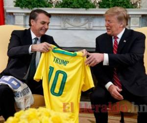 Bolsonaro le regaló una camisa de la selección de Brasil al presidente Trump. Foto AP