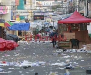 Las calles de los mercados de la capital de Honduras amanecieron inundadas de basura este 1 de enero. Foto: Alejandro Amador/ELHERALDO