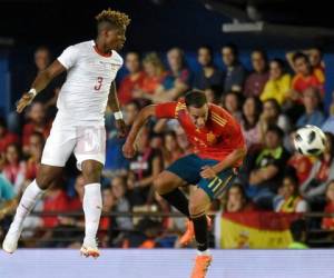 El defensa suizo Francois Moubandje con el delantero Lucas Vazquez en el partido amistoso en Villarreal. / AFP PHOTO / JOSE JORDAN