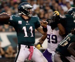 Carson Wentz lanzó tres pases de touchdown, su cifra más alta de la temporada, y Filadelfia recibió un apoyo temprano de su defensiva. AP Photo/Matt Rourke