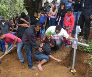 Vladimir Oquelí Mendoza (25) fue arrastrado por la corriente de la quebrada El Sapo en la colonia 3 de Mayo de Tegucigalpa, la noche del jueves cuando ayudaba a un amigo a salvar sus pertenencias. Fotos: Estalin Irías/EL HERALDO