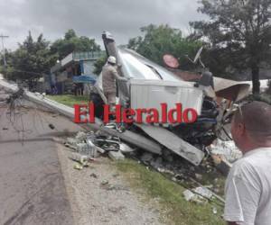El pesado vehículo se salió de la carretera y embistió a otro automóvil que iba de la capital de Honduras a la zona norte.