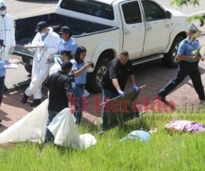 El cuerpo de la mujer quedó tendido a unos cuantos pasos de su vehículo. Foto: EL HERALDO