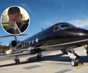 A través de su cuenta de Instagram, el intérprete de “Felices los cuatro' publicó un video en el que se le ve llorar al recibir un avión.