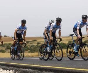 Los miembros del equipo de la Academia de Ciclismo de Israel se entrenan cerca del Kibutz Beit Guvrin el 1 de mayo de 2018, pocos días antes del comienzo de la carrera ciclista del Giro d'Italia. Foto:AFP