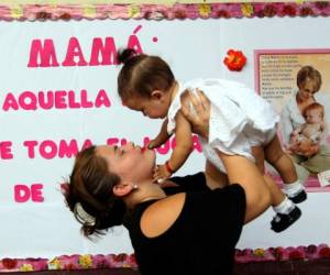 Maybelin Guzmán le ofrece cariño a su pequeña Daylin López Guzmán. Foto: EL HERALDO.