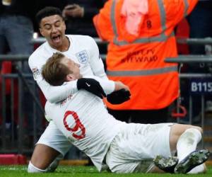 Kane y Lingard celebran el 2-1. Foto AFP