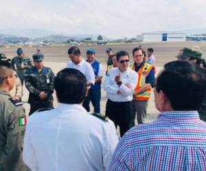 En compañía de las autoridades de Copeco, el presidente Hernández le dio la bienvenida y el agradecimiento a los miembros de la Marina Mexicana quienes trasladaron a los tres bomberos. Fotos Cortesía Casa Presidencial / Fuerza Aérea