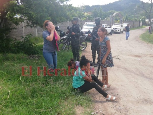 Los familiares del joven llegaron a la escena del crimen. Foto: Estalin Irías/EL HERALDO.