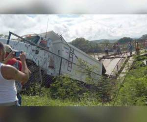 Al llegar al otro extremo una volqueta casi cae al río tras caerse el puente.