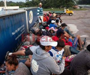 Los inmigrantes, en su mayoría hondureños, en una caravana a los Estados Unidos, esperan a bordo de un camión mientras el conductor descansa en la carretera que une Matías Romero y Donaji, estado de Oaxaca, México, el 2 de noviembre de 2018. (Foto de Guillermo Arias / AFP)
