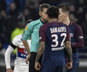 Daniel Alves al momento de su expulsión en el duelo del PSG vs el Lyon. (AFP)