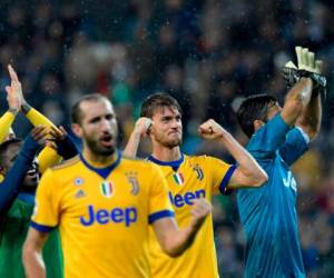 Jugadores de la Juve celebran con su afición la victoria sobre Udinese.