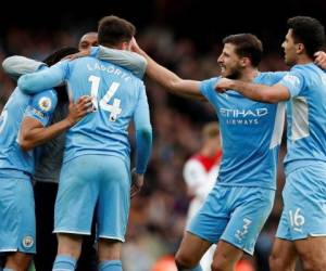 El centrocampista español del Manchester City Rodri celebra con el defensor portugués del Manchester City Ruben Dias y sus compañeros de equipo después del partido de fútbol de la Premier League inglesa entre el Arsenal y el Manchester City en el Emirates Stadium.