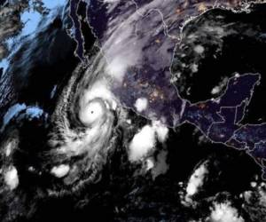 El Centro Nacional de Huracanes informó que se prevé que Willa toque tierra el martes por la noche o el miércoles temprano. Foto: AP