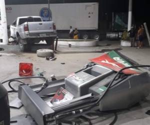 Así quedó la escena tras el aparatoso accidente en una gasolinera de Puerto Cortés. Foto: EL HERALDO