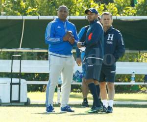 Andy Herron platica con Amado Guevara, exrival de aquel partido. Atrás el costarricense Germán Retana, motivador de la Selección de Honduras. Foto: Neptaly Romero / Grupo OPSA.