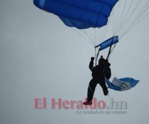 El paracaidista minutos antes de aterrizar en el Estadio Nacional. Foto: Emilio Flores/ EL HERALDO.