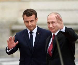 El presidente francés Emmanuel Macron junto a su homólogo ruso Vladimir Putin. Foto: Agencia AFP