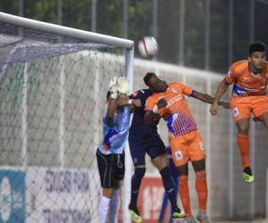 Motagua comenzó ganando el partido ante los Lobos de la UPNFM en Choluteca con un gol de Marcelo Estigarribia. (Fotos: Ronal Aceituno / EL HERALDO)