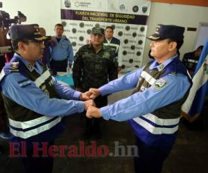 El subcomisionado Eduardo Antonio Turcios Andrade (izquierda) momentos en que recibía el mando de la Fuerza de Seguridad del Transporte por parte del también subcomisionado Farid Edgardo Allan Zúniga (derecha). Foto: Jimmy Argueta / EL HERALDO.